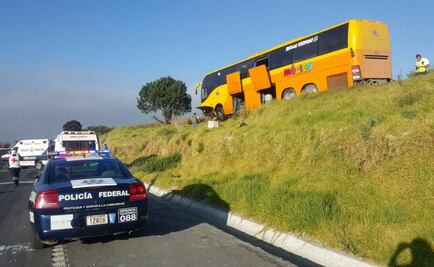 Autobús se queda sin frenos en la México-Puebla; reportan lesionados