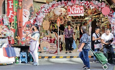 Navidad llega al Centro Histórico con todo para fiestas decembrinas; invaden productos chinos