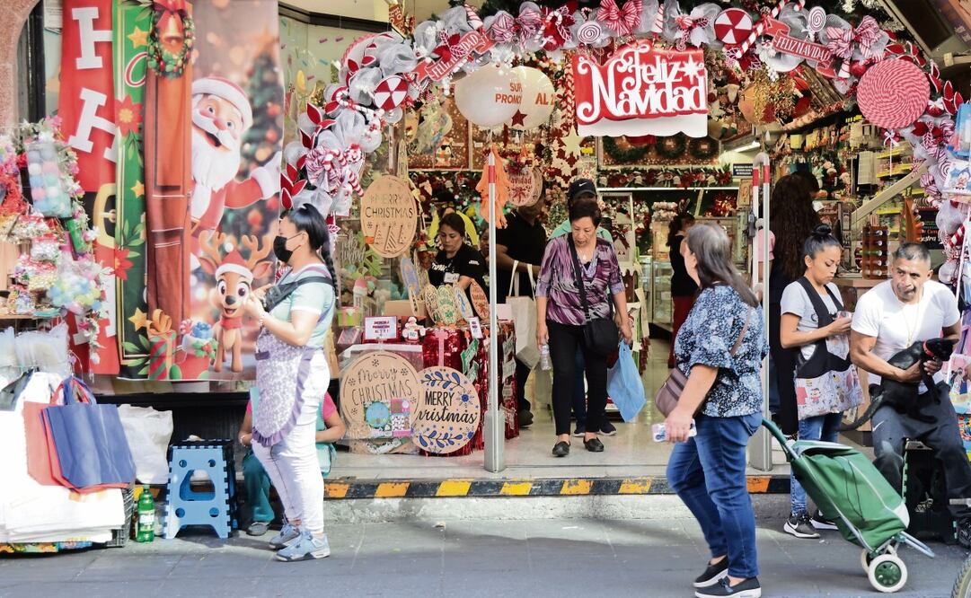 Calles del centro histórico adornadas de productos navideños. Foto: Carlos Mejía / EL UNIVERSAL