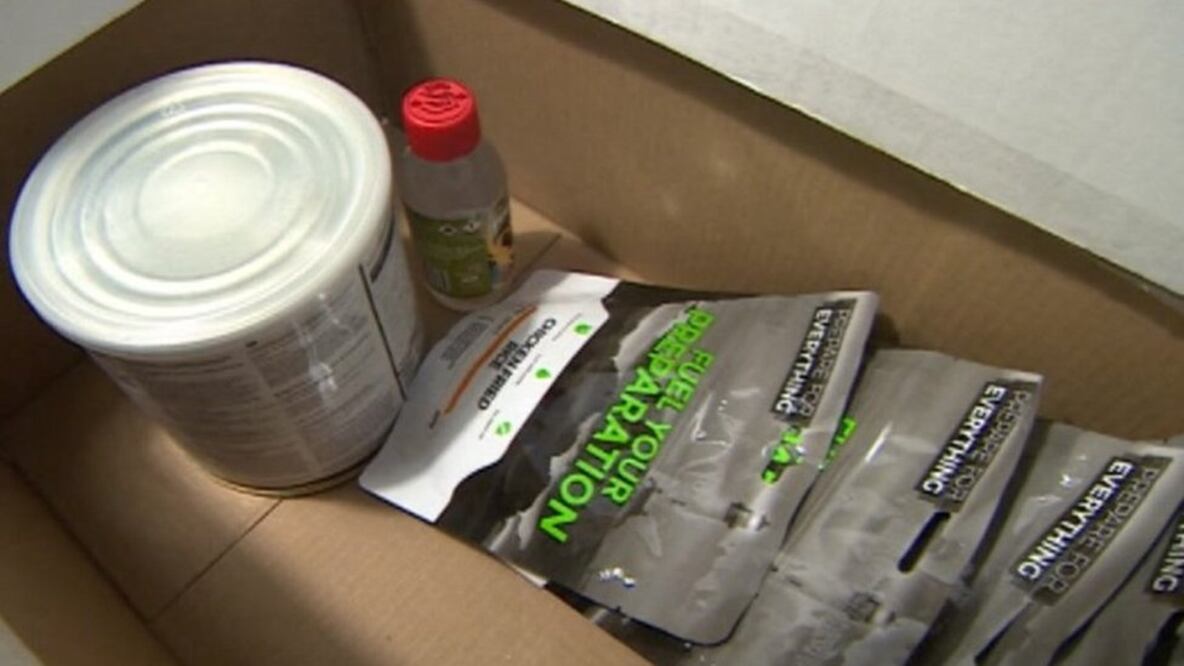 La caja incluye comida liofilizada, un filtro de agua y un gel para prender fuego. Foto: BBC