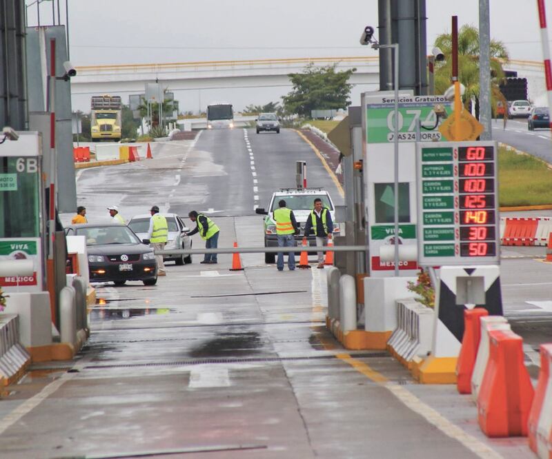 Policías federales y de Morelos vigilan las inmediaciones de la caseta de Alpuyeca. Foto: ARCHIVO EL UNIVERSAL