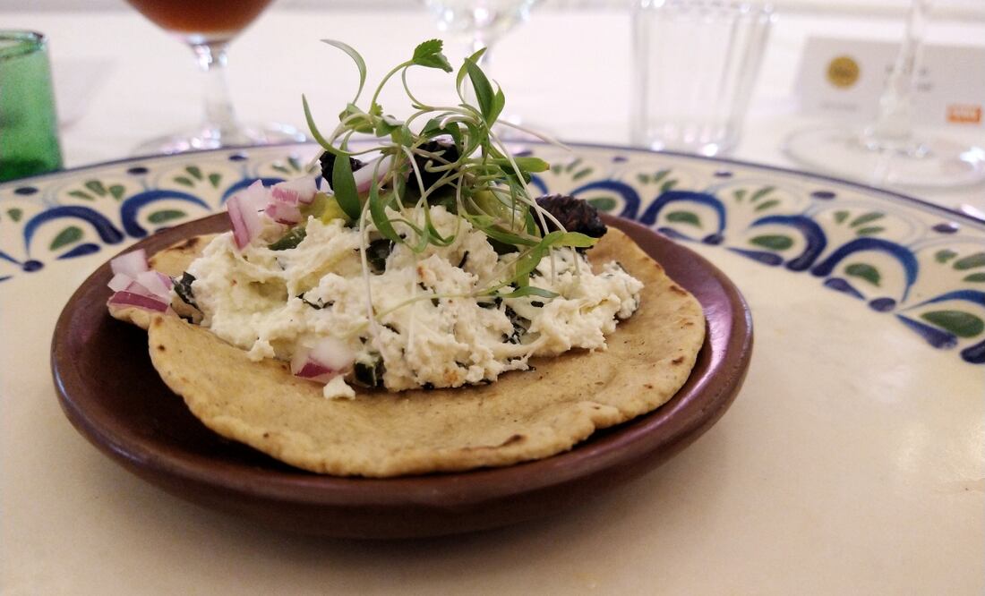 Como parte del menú, degustamos un taco de bichos con requesón. Foto: Francisco Velázquez