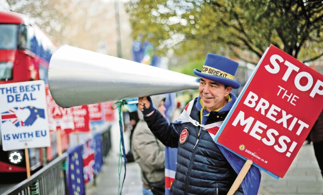 Un manifestante contrario a la salida de Reino Unido de la Unión Europea, ayer afuera del Parlamento, en Londres. Foto: HENRY NICHOLLS. REUTERS