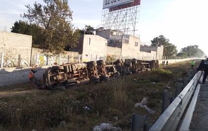 Vuelca tráiler la México-Puebla rumbo a la CDMX; rampa de frenado no funcionó 