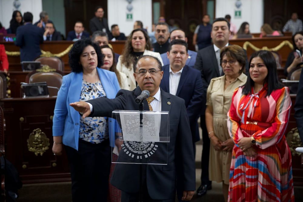 El contralor rindió protesta en su encargo ante el presidente de la Mesa Directiva Fausto Zamorano Esparza. Foto: Especial