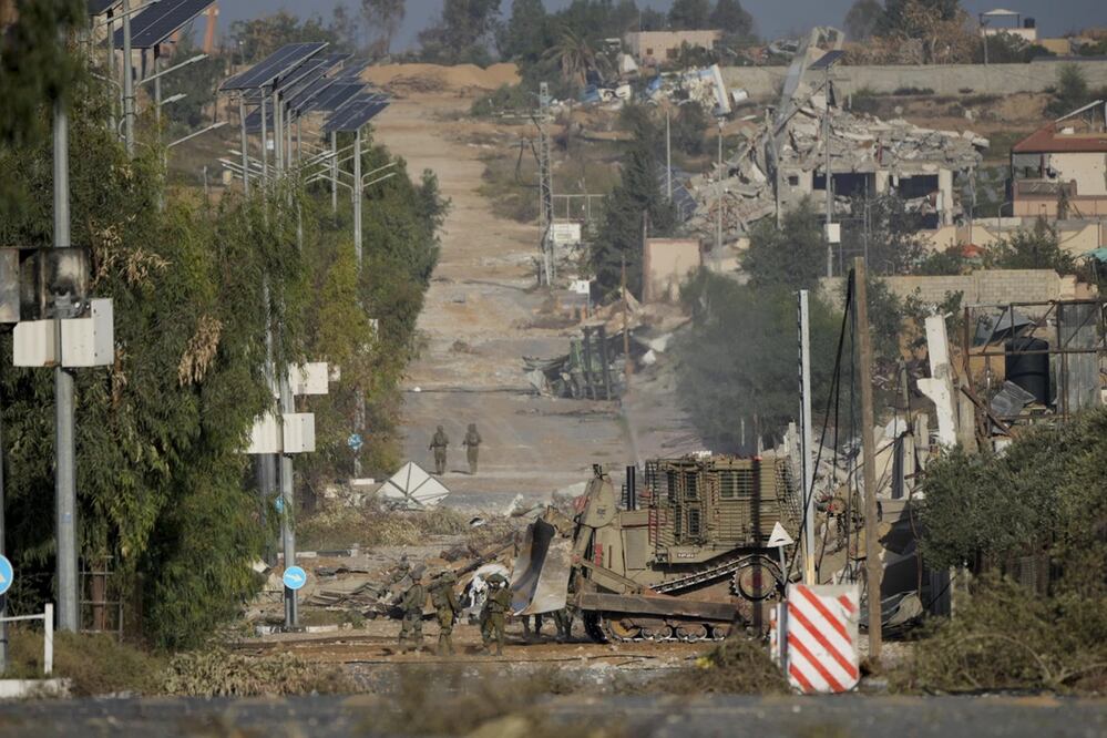 Soldados de Israel en la carretera Salah al-Din en el centro de la Franja de Gaza. Foto: AP