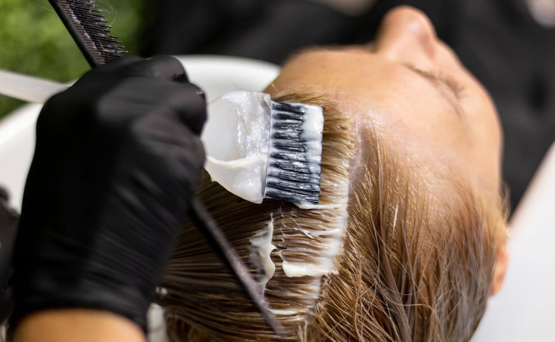 Un nuevo color de cabello puede restarte un par de años. Foto: Freepik