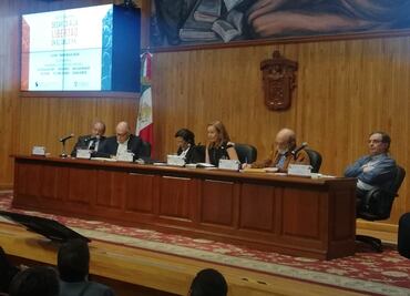 Prensa debe defenderse de ataques: Enrique Krauze