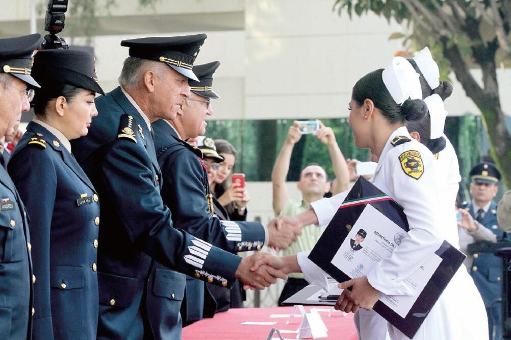 El general Salvador Cienfuegos Zepeda presidió la Ceremonia de Graduación de la Escuela Militar de Enfermeras y la Escuela Militar de Odontología (GUSTAVO DURÁN. NOTIMEX)