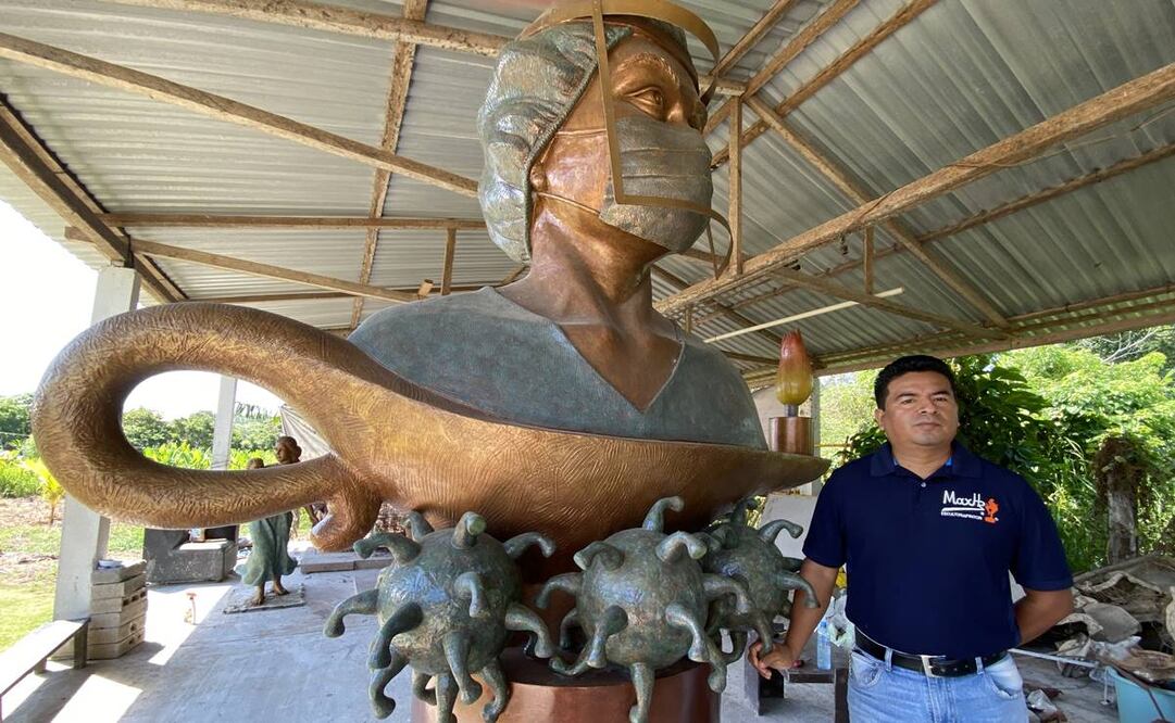 Máximo Hernández, artista escultor de la etnia Yokot'án, creador de “Guerreras de la Salud”, comentó que su obra es un reconocimiento a las enfermeras y enfermeros tabasqueños y del país. Foto: Luma López/EL UNIVERSAL