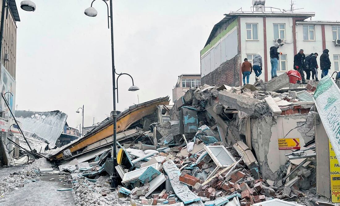 Personas revisan edificios dañados después de los terremotos, en Malatya, Turquía. Foto: Xinhua