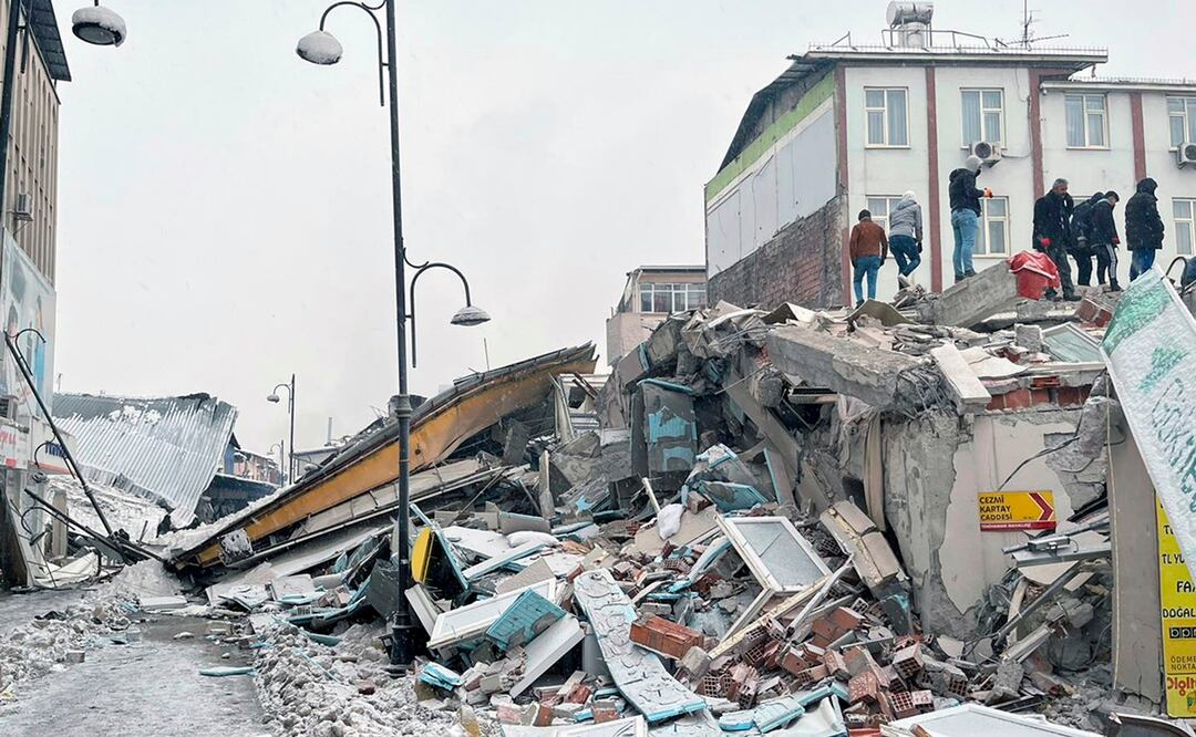 Personas revisan edificios dañados después de los terremotos, en Malatya, Turquía. Foto: Xinhua