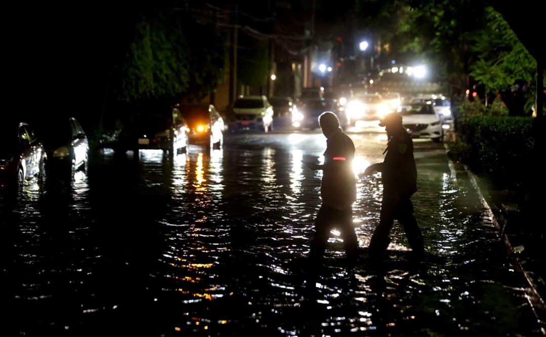 Una intensa lluvia se registró en el Valle de México afectando principalmente la zona Sur de la Ciudad de México, por lo menos media docena de autos se vieron afectados por las severas inundaciones en la Avenida Zacatepetl en la Colonia Jardines del Pedregal de la alcaldía Coyoacán, el 8 de agosto de 2025. Foto: Francisco Rodríguez/EL UNIVERSAL