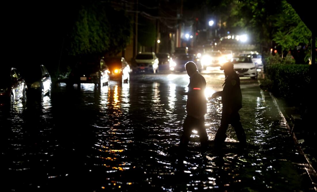 Una intensa lluvia se registró en el Valle de México afectando principalmente la zona Sur de la Ciudad de México, por lo menos media docena de autos se vieron afectados por las severas inundaciones en la Avenida Zacatepetl en la Colonia Jardines del Pedregal de la alcaldía Coyoacán, el 8 de agosto de 2025. Foto: Francisco Rodríguez/EL UNIVERSAL
