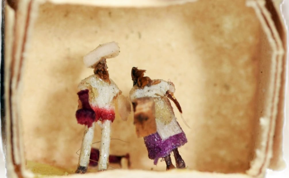 Pareja de pulgas vestidas, originarias de México. En 1965, EL UNIVERSAL informó que estas curiosas artesanías costaban 9 pesos y venían vestidos con “sombrero de copa, pantalones rayados y frac. También se puede obtener una pareja elegantemente vestida con sombrilla en mano”. Foto: ESPECIAL/Woolley & Wallis.