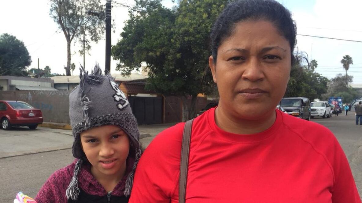 BBC Mundo Miriam Zelaya, fotografiada aquí junto a su hija en México mientras viajaba rumbo a EE.UU. el año pasado, se hizo popular como "Lady Frijoles". Ahora, será presentadora de televisión.
