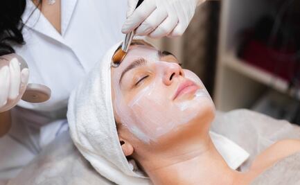 Combina bicarbonato y miel para eliminar las manchas de la cara