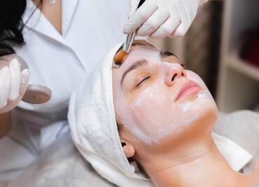 Combina bicarbonato y miel para eliminar las manchas de la cara