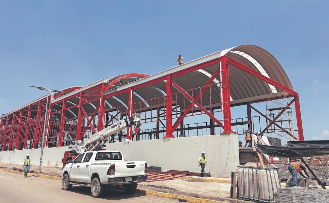 La estación Los Agaves ya se pintó de rojo con blanco y se coloca el mármol en su estructura. Foto: de Arturo Contreras. El Universal