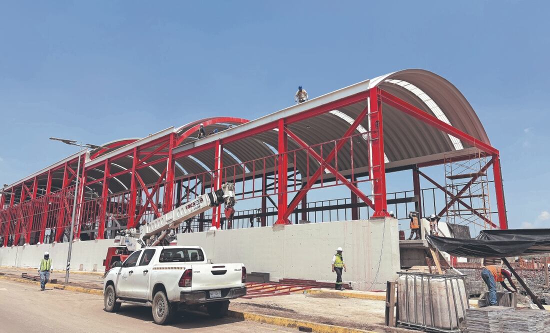 La estación Los Agaves ya se pintó de rojo con blanco y se coloca el mármol en su estructura. Foto: de Arturo Contreras. El Universal