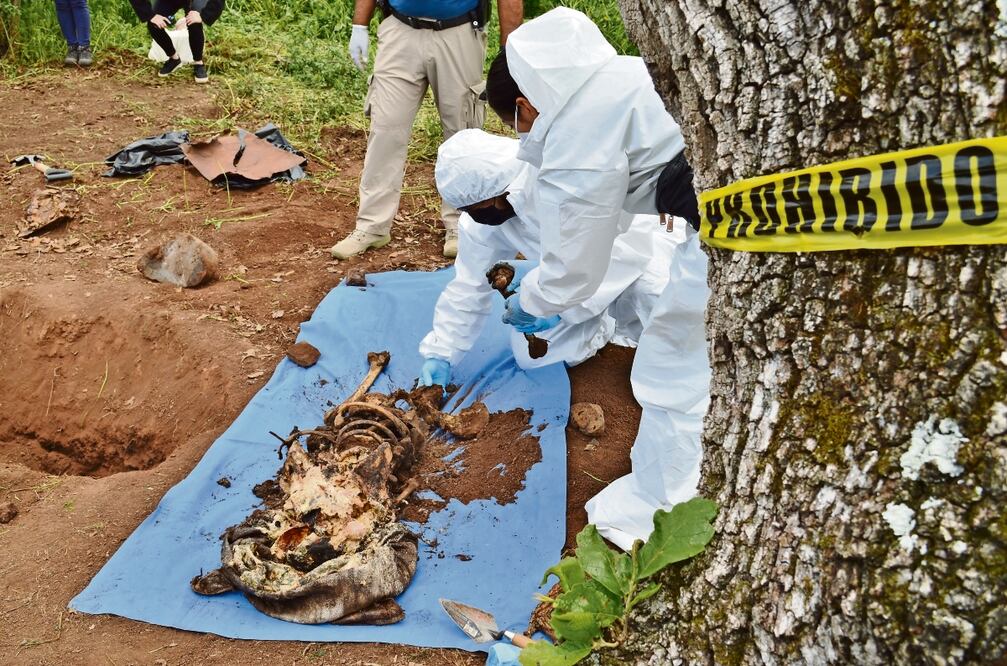 En Jiquilpan la violencia del crimen organizado impide que la fiscalía pueda procesar restos humanos en horario nocturno. Foto: Laura Jiménez