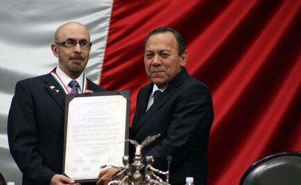 Recibe astronauta Rodolfo Neri medalla ‘Eduardo Neri’