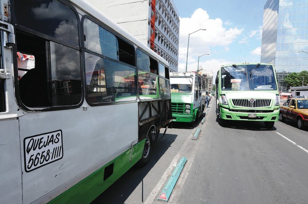 Microbuseros que cuentan con la revista vehicular y todos los permisos, aseguran que pierden entre 4 y 5 millones de pesos al mes por piratería (ARCHIVO EL UNIVERSAL)