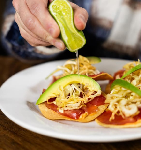 Las tostadas de atún y el aguachile son de sus favoritos. Foto: IG Contramar