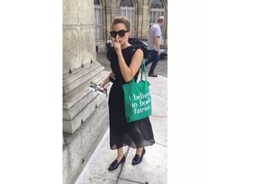 Emma Watson esconde libros polémicos en París