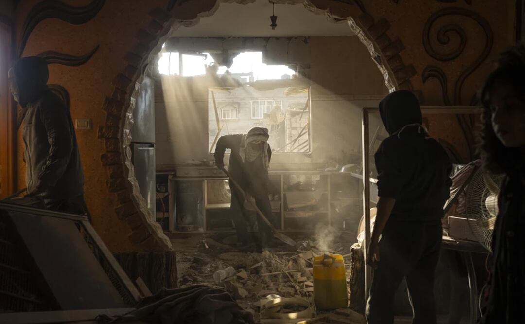 Palestinos miran a la casa dañada de su vecino tras un ataque israelí en Rafah, en el sur de la Franja de Gaza, el sábado 27 de enero de 2024. Foto: AP