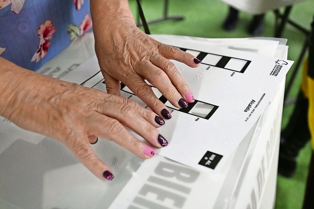 El IECM prepara el embudo en urnas con etiqueta impresa en Braille. Foto: Especial