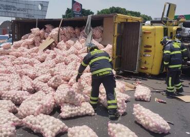 Vuelca tráiler con 22 toneladas de cebollas en la Central de Abastos de la CDMX