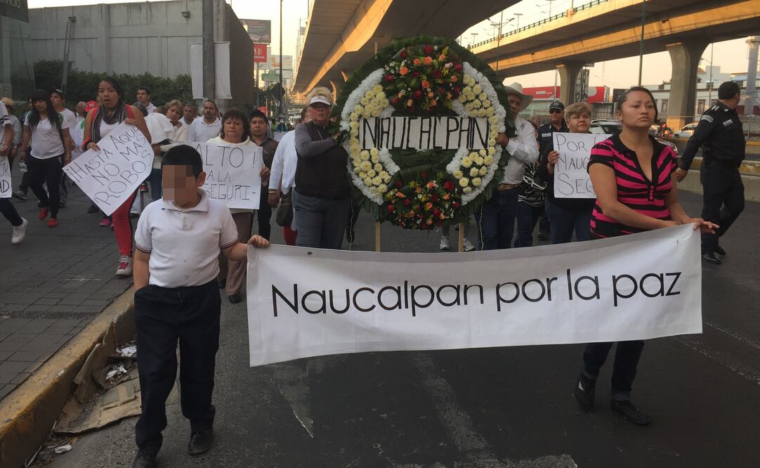 Desde las Torres de Satélite hasta el Palacio Municipal de Naucalpan, vecinos caminaron por Periférico Norte para protestar por feminicidios y asaltos violentos. (Rebeca Jiménez / EL UNIVERSAL)