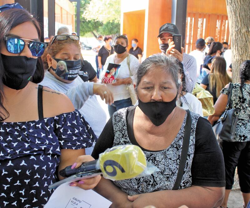 Familiares de personas desaparecidas, en la Alameda Zaragoza. Foto: FRANCISCO RODRÍGUEZ. EL UNIVERSAL
