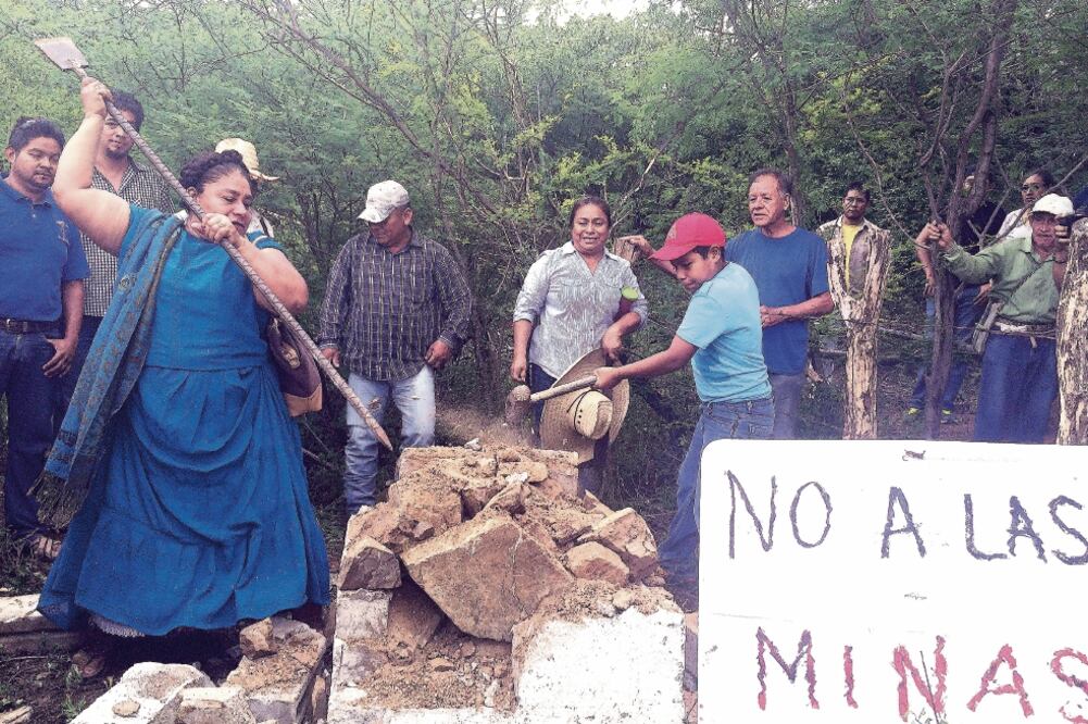 Con una pesada barreta y varillas, opositores al proyectos derribaron una mojonera, advirtiendo que cada vez que descubran a personal de la empresa minera con equipo de trabajo en la comunidad, los detendrán y expulsarán (ROSELIA CHACA. EL UNIVERSAL)