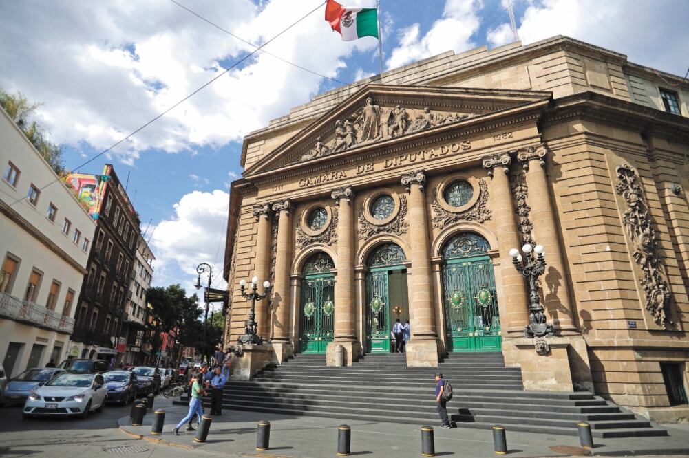 La Oficialía Mayor asegura que la plantilla de trabajadores por honorarios realiza su labor en calles, colonias y barrios de la Ciudad. Foto/ARCHIVO EL UNIVERSAL