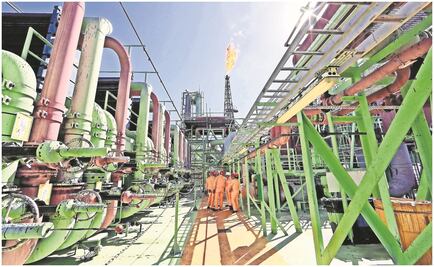 Bajo crecimiento y menores ingresos petroleros restringen presupuesto en México, alerta Fitch Ratings