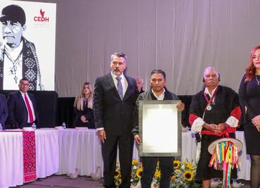 "No hay paz ni justicia en Chiapas": hermano del sacerdote Marcelo Pérez; entre reclamos, entregan presea post mortem del clérigo