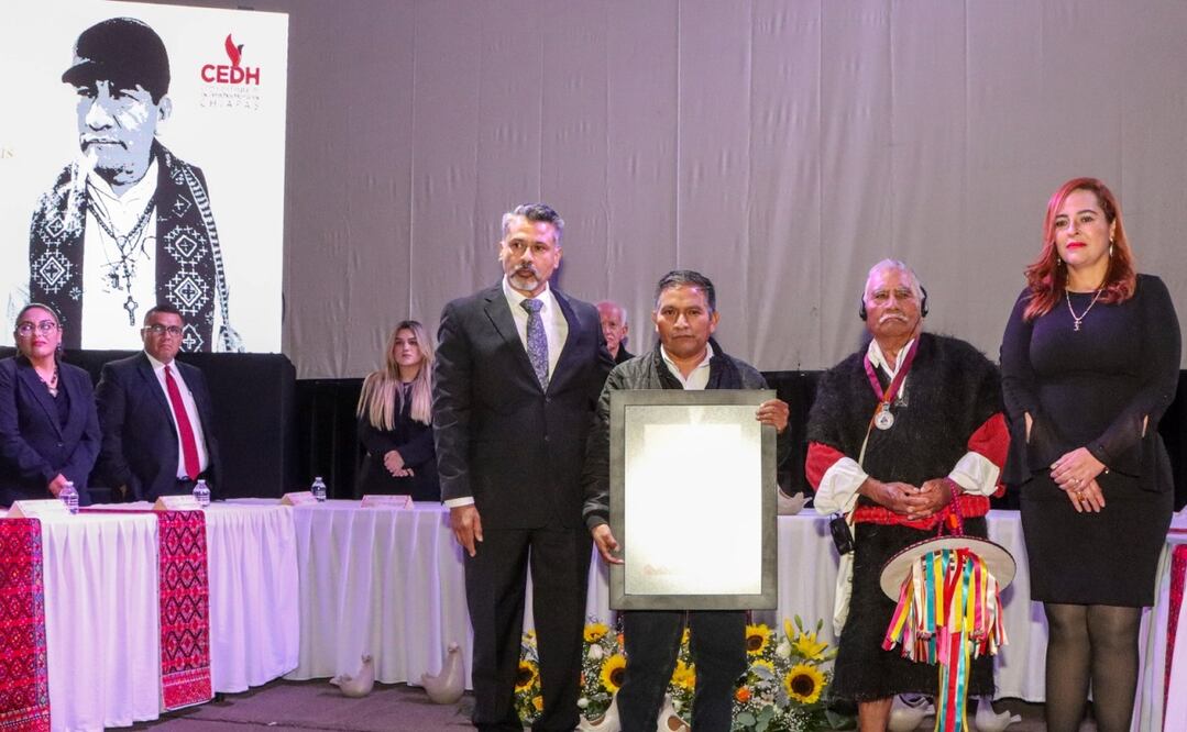 La presea fue recibida por Miguel Pérez, padre de Marcelo, y su hermano Romeo. Foto: Ayuntamiento de San Cristóbal de las Casas