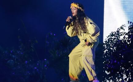 M.I.A. guarda minuto de silencio y defiende a migrantes en Ceremonia: "no son criminales"