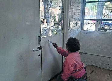 Con su salario acondiciona aula