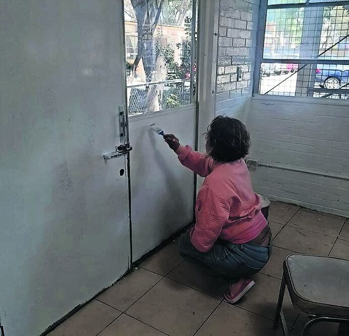 La maestra pintó con recursos propios el aula donde da clases, Foto: Especial