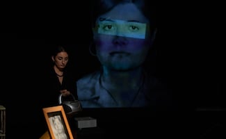 “Vuelos nocturnos sobre un mar sin fondo”, teatro documental que sigue el rastro de Alicia de los Ríos Merino