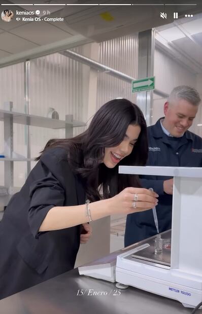 Kenia Os muestra el momento en el que comenzó todo con respecto a su nuevo perfume.