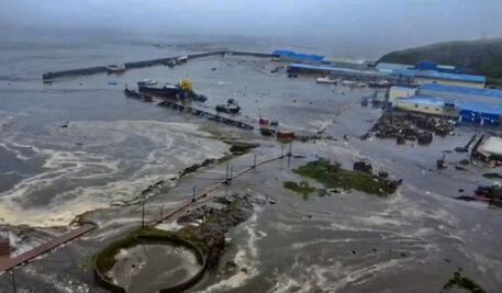 FOTOS: Olas inundan ciudad costera de Rusia tras fuerte terremoto; activa Japón alerta de tsunami