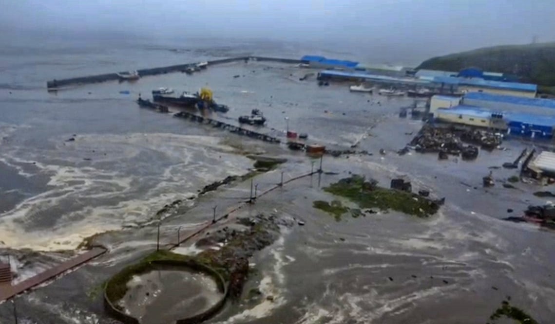 Imagen de una zona inundada en Severo-Kurilsk, en la región de Sajalín, tras un terremoto que azotó el norte de Rusia, el 30 de julio. Foto: EFE