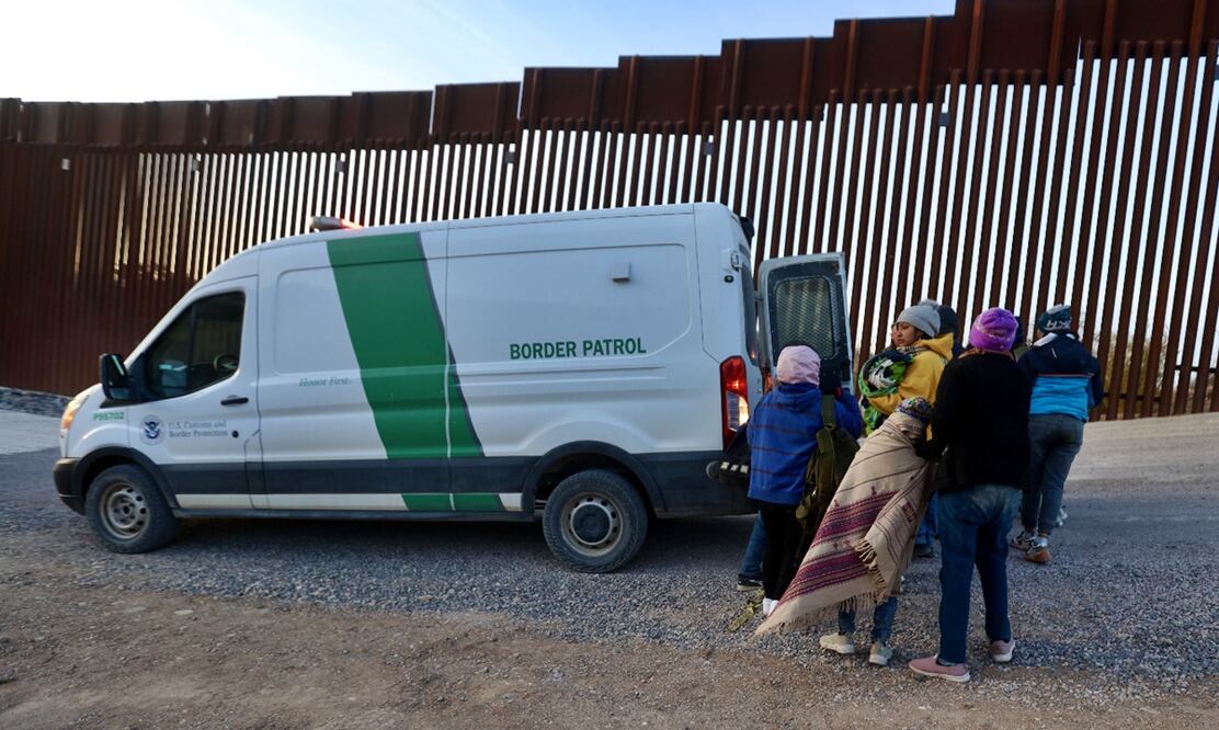 Migrantes se entregan a oficiales de la Border Patrol en Sásabe, Arizona, el 22 de enero de 2025. Foto: Valente Rosas/EL UNIVERSAL