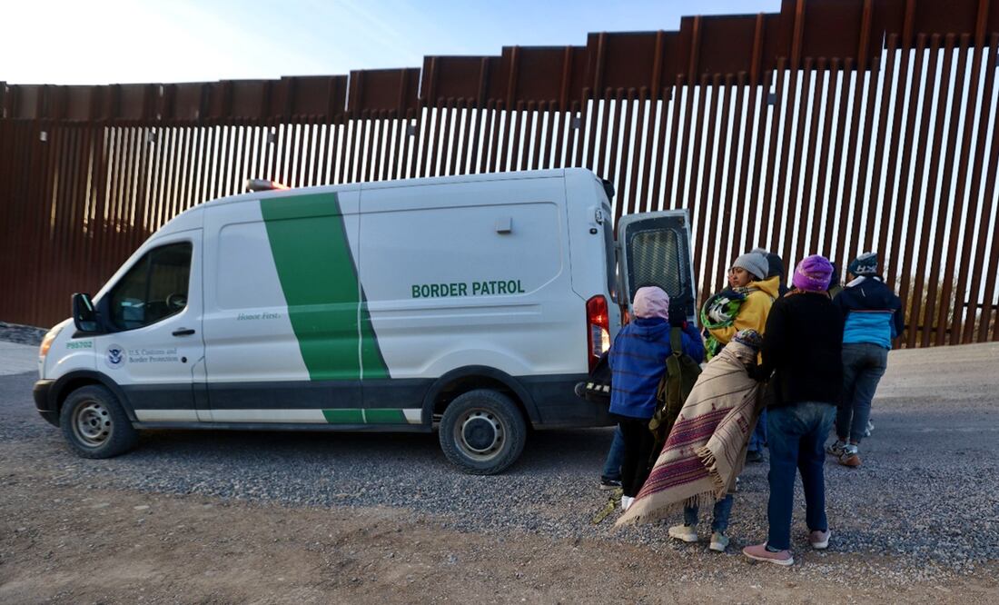 Migrantes se entregan a oficiales de la Border Patrol en Sásabe, Arizona, el 22 de enero de 2025. Foto: Valente Rosas/EL UNIVERSAL