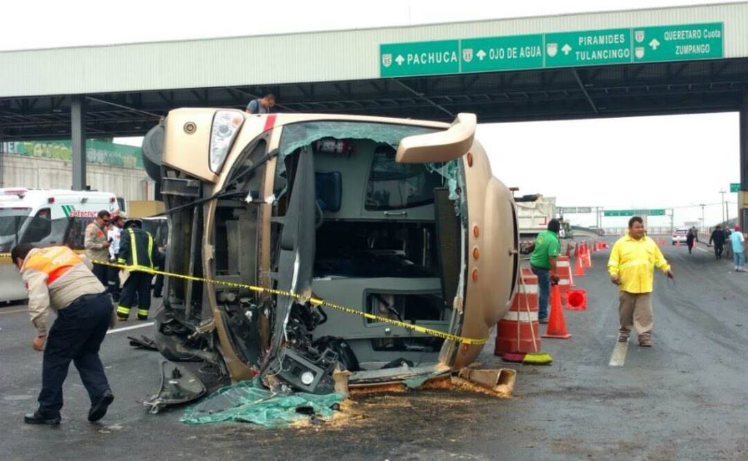La Policía Federal exhortó a los conductores que se encuentran en el lugar a atender las recomendaciones viales. Foto: Emilio Fernández