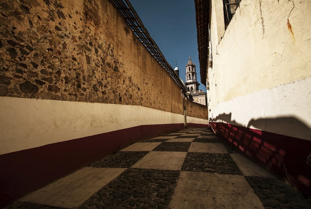 En un callejón del Pueblo Mágico de Pátzcuaro. (Foto: iStock)